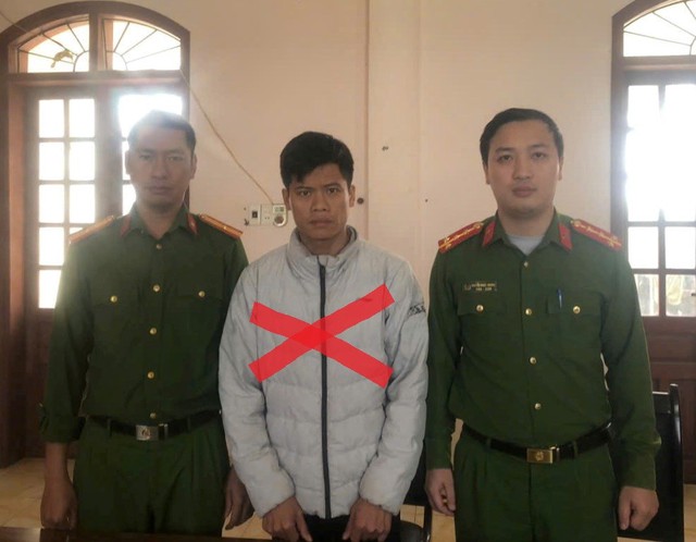 Khởi tố B&agrave;n Văn Huấn - kẻ t&uacute;m &aacute;o, k&eacute;o l&ecirc; bạn g&aacute;i tr&ecirc;n đường trong ng&agrave;y 8/3 - Ảnh 2.