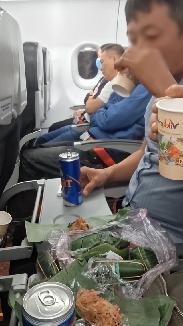 Cảnh tượng hành khách uống bia, ăn nhậu trên máy bay: Có vi phạm quy định? Thì ra nhiều người chưa biết - Ảnh 1.
