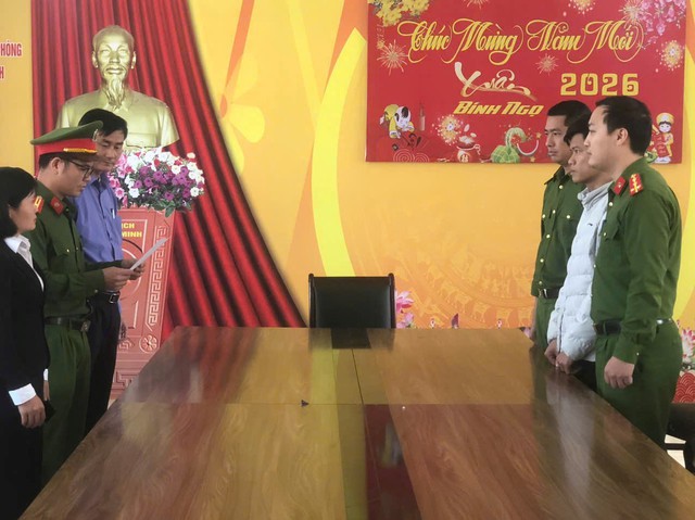 Khởi tố B&agrave;n Văn Huấn - kẻ t&uacute;m &aacute;o, k&eacute;o l&ecirc; bạn g&aacute;i tr&ecirc;n đường trong ng&agrave;y 8/3 - Ảnh 1.