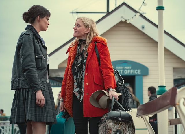 Xem phim Sex Education, tôi bật khóc nức nở: Gần 50 tuổi mới hiểu vì sao ngày ấy mẹ thường nổi giận vậy! - Ảnh 2.