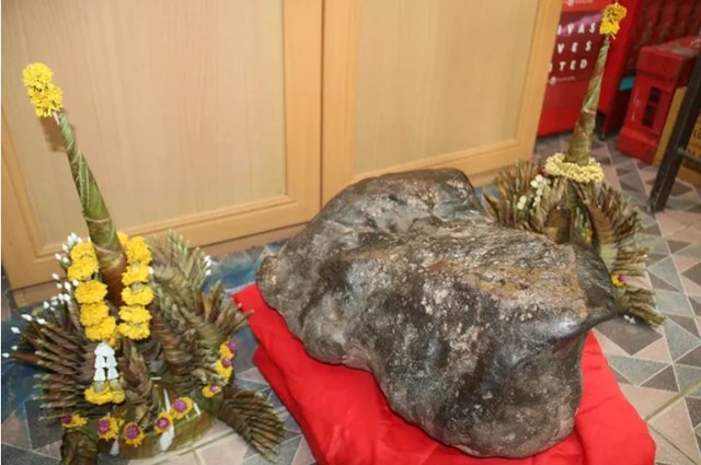 Tảng đá hình con ếch trong cửa hàng bỗng xuất hiện vệt vàng lạ sau Tết, người dân kéo đến xem kín nhà - Ảnh 2.