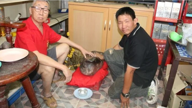 Tảng đá hình con ếch trong cửa hàng bỗng xuất hiện vệt vàng lạ sau Tết, người dân kéo đến xem kín nhà - Ảnh 3.