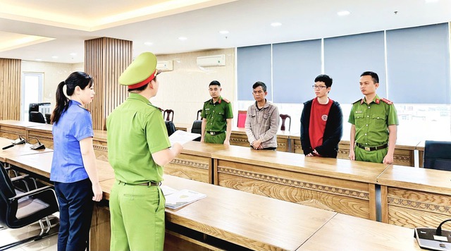 Thi hành lệnh bắt chủ hộ kinh doanh Trần Văn Hiếu 42 tuổi - Ảnh 1.