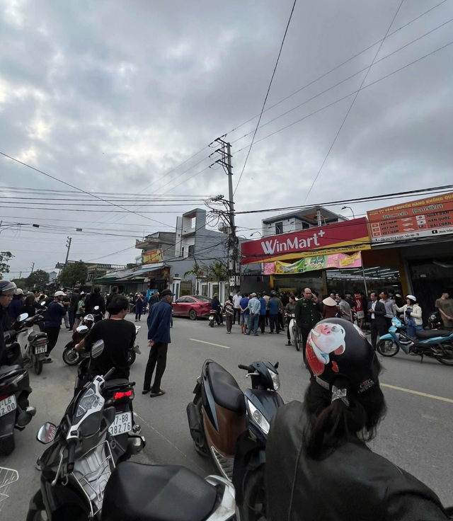 Vụ nổ súng, dùng dao đâm khiến 2 người tử vong ở Hưng Yên: Nghi phạm tử vong trong ô tô, hé lộ nguồn cơn - Ảnh 1.