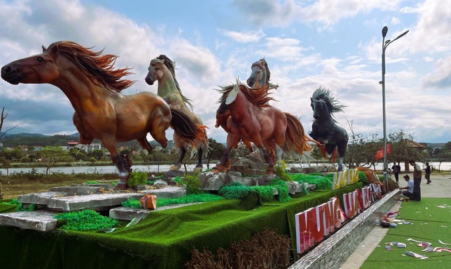 Hoàn cảnh của 2 cháu nhỏ đập phá mô hình "Mã đáo thành công" 400 triệu, trưởng thôn tiết lộ bất ngờ - Ảnh 1.