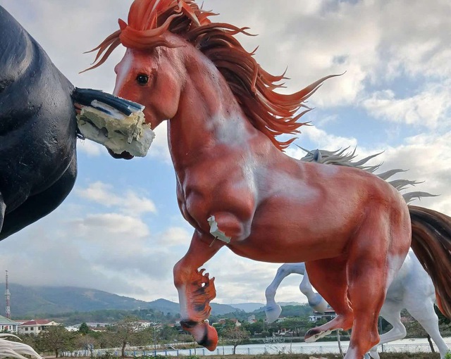 Hoàn cảnh của 2 cháu nhỏ đập phá mô hình "Mã đáo thành công" 400 triệu, trưởng thôn tiết lộ bất ngờ - Ảnh 2.