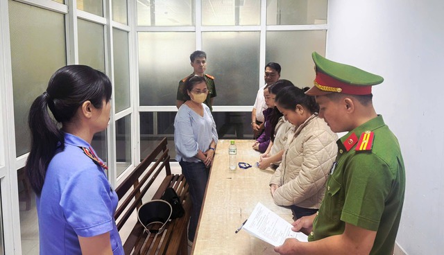 Thi hành lệnh bắt tạm giam Giám đốc Hợp tác xã Vũ Thị Quỳnh Hương 68 tuổi - Ảnh 1.