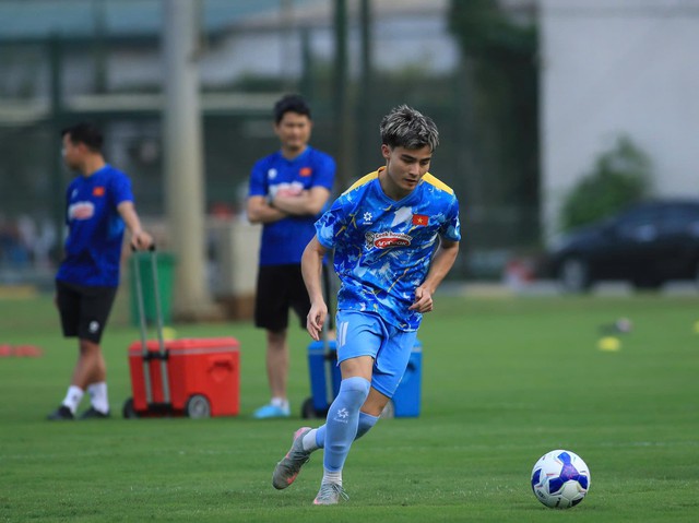 Trợ l&yacute; HLV Kim Sang-sik h&eacute; lộ l&yacute; do đ&ocirc;n Việt kiều ch&acirc;u &Acirc;u l&ecirc;n U23 Việt Nam, bật m&iacute; kế hoạch bất ngờ - Ảnh 2.