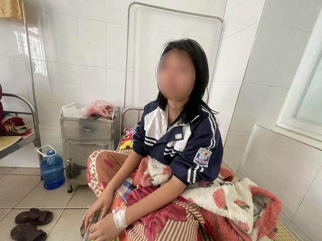 Vụ bé lớp 7 nghi uống thuốc sâu vì bị bạn cô lập: Học sinh nói đã nhiều lần phản ánh, giáo viên lên tiếng - Ảnh 1.