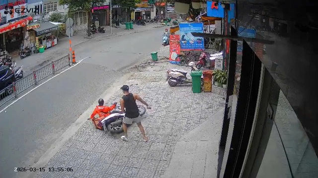Nữ shipper bị nam thanh ni&ecirc;n lao v&agrave;o đ&aacute;nh giữa đường ở TP.HCM: Đ&atilde; r&otilde; nguồn cơn - Ảnh 1.