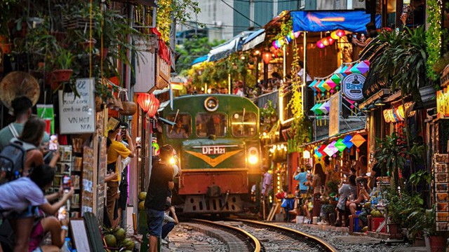 Không phải Bùi Viện, con phố này ở Việt Nam được báo Tây ví ghé đây như "đi Paris phải xem tháp Eiffel" - Ảnh 1.