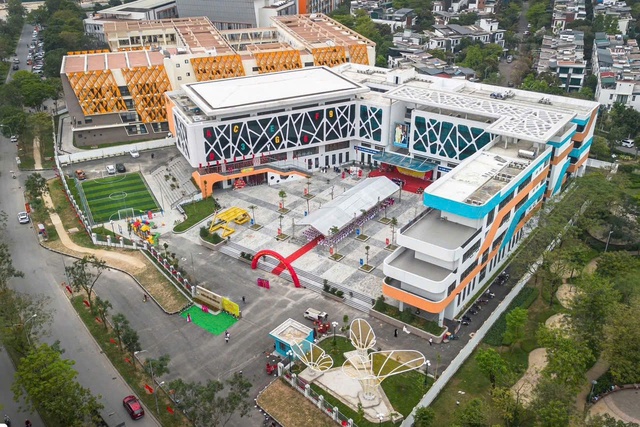 Giáo viên chia sẻ bên trong trường tiểu học 