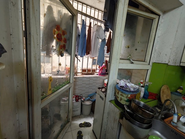 Căn hộ 58m2, mốc meo, kh&ocirc;ng sổ rao b&aacute;n 3 tỷ ở H&agrave; Nội g&acirc;y "b&atilde;o mạng": Chủ nh&agrave; l&ecirc;n tiếng bất ngờ - Ảnh 2.