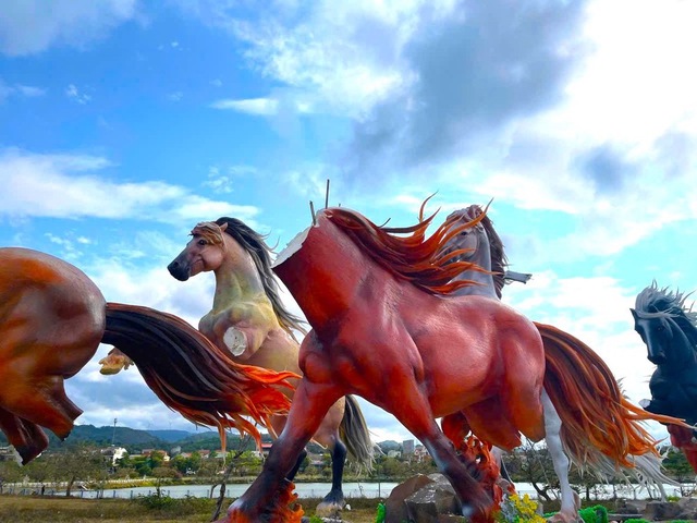 Vụ 2 cháu nhỏ đập phá mô hình "Mã đáo thành công" 400 triệu: Đang sửa chữa, hé lộ kinh phí - Ảnh 2.