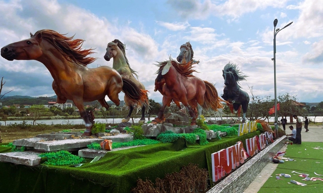 Vụ 2 cháu nhỏ đập phá mô hình "Mã đáo thành công" 400 triệu: Đang sửa chữa, hé lộ kinh phí - Ảnh 1.