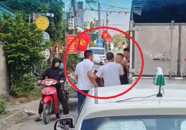 Nhường đường cho CX5, tài xế xe tải bị đánh nhập viện ở Hải Phòng: 4 người được mời lên phường - Ảnh 1.