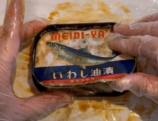 Mở hộp cá mòi được cất kỹ sau hơn 50 năm: Bên trong có gì mà chuyên gia lập tức đưa ra cảnh báo - Ảnh 1.