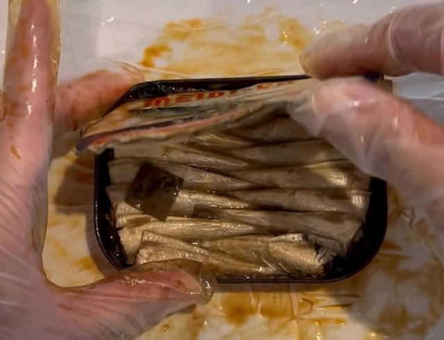 Mở hộp cá mòi được cất kỹ sau hơn 50 năm: Bên trong có gì mà chuyên gia lập tức đưa ra cảnh báo - Ảnh 2.