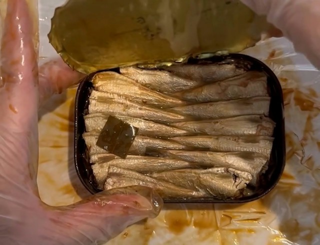 Mở hộp cá mòi được cất kỹ sau hơn 50 năm: Bên trong có gì mà chuyên gia lập tức đưa ra cảnh báo - Ảnh 3.