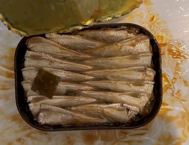 Mở hộp cá mòi được cất kỹ sau hơn 50 năm: Bên trong có gì mà chuyên gia lập tức đưa ra cảnh báo - Ảnh 4.