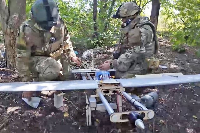 UAV Molniya mới của Nga miễn nhiễm t&aacute;c chiến điện tử tr&ecirc;n chiến trường Ukraine - Ảnh 6.