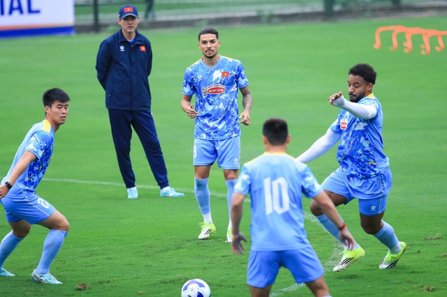 Danh s&aacute;ch ĐTVN bất ngờ g&acirc;y tranh c&atilde;i, HLV V.League c&ocirc;ng khai chỉ tr&iacute;ch &ldquo;kh&ocirc;ng c&oacute; nước n&agrave;o l&agrave;m vậy&rdquo; - Ảnh 2.