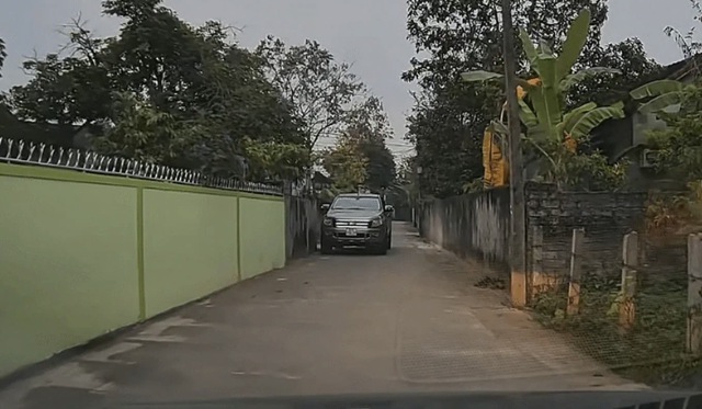 X&ocirc;n xao th&ocirc;ng tin t&agrave;i xế đỗ &ocirc; t&ocirc; chắn ngang đường, th&aacute;ch thức &ldquo;tự l&ugrave;i đi đường kh&aacute;c&rdquo;: C&ocirc;ng an v&agrave;o cuộc  - Ảnh 1.