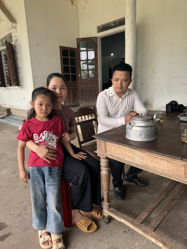 B&eacute; g&aacute;i mồ c&ocirc;i cha ngồi b&aacute;n rau ở đường khiến nhiều người nghẹn l&ograve;ng: Diễn biến kh&ocirc;ng ngờ sau đ&oacute; - Ảnh 2.