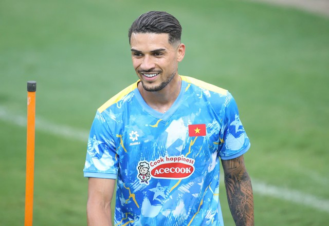 Hoàng Hên: "Tôi chờ ngày này quá lâu rồi, thật tự hào với chiếc áo có lá cờ Việt Nam trên ngực" - Ảnh 2.