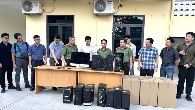 Thanh Hoá: Khám xét khẩn cấp nhà nam sinh lớp 12 cầm đầu đường dây phát tán mã độc toàn cầu - Ảnh 4.