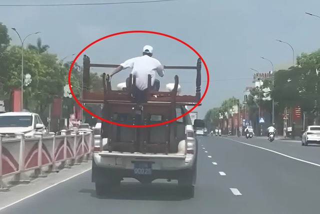 Ô tô biển xanh chở người ngồi "vắt vẻo" sau thùng xe giữ bàn ghế bị người dân phản ánh: Lập tức nhận phạt - Ảnh 1.