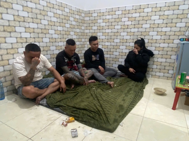 Ập vào phòng trọ, bắt quả tang Ngô Thị Hằng SN 2001 và 3 người đàn ông - Ảnh 1.