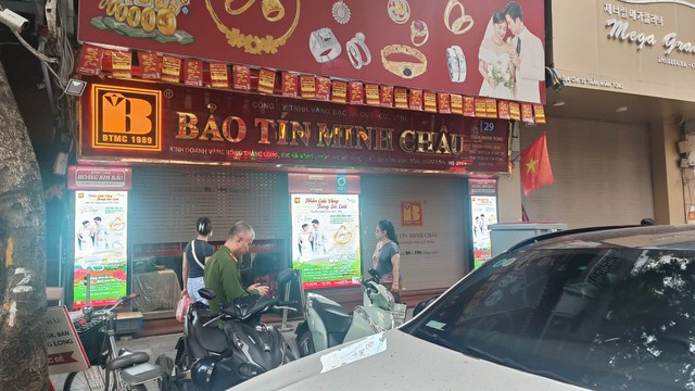 Công an xuất hiện tại các cửa hàng Bảo Tín Minh Châu ở Hà Nội, dừng mua bán - Ảnh 4.