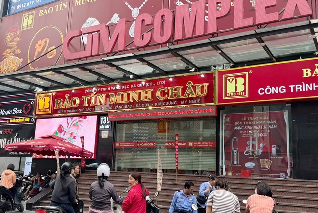 Công an xuất hiện tại các cửa hàng Bảo Tín Minh Châu ở Hà Nội, dừng mua bán - Ảnh 3.