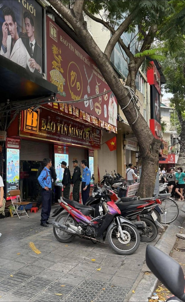Công an xuất hiện tại các cửa hàng Bảo Tín Minh Châu ở Hà Nội, dừng mua bán - Ảnh 2.