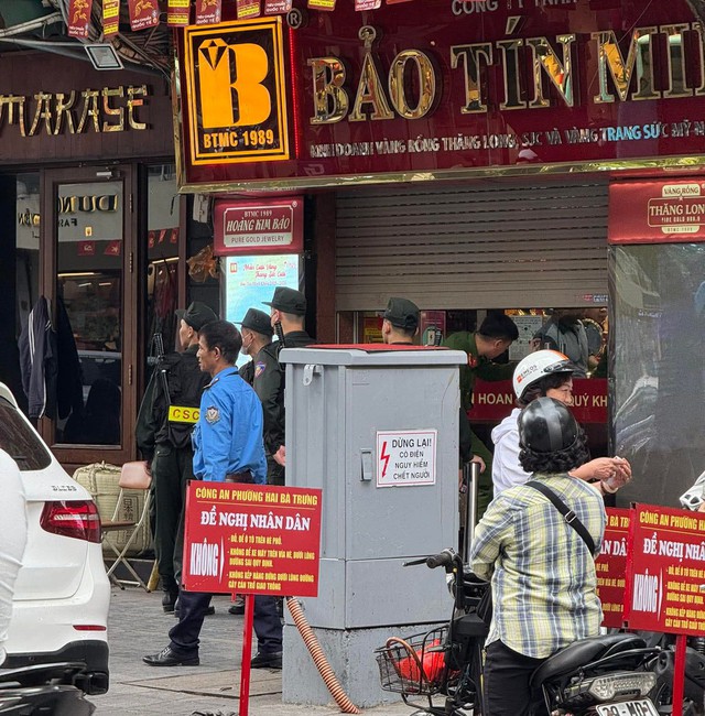 Công an xuất hiện tại các cửa hàng Bảo Tín Minh Châu ở Hà Nội, dừng mua bán - Ảnh 1.