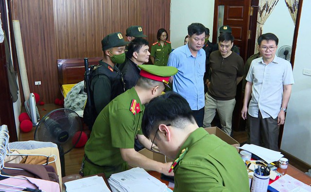 200 CBCS khám xét 28 địa điểm trong chuyên án đặc biệt lớn, bắt khẩn cấp kế toán Nguyễn Thị Điệp SN 1986 - Ảnh 3.