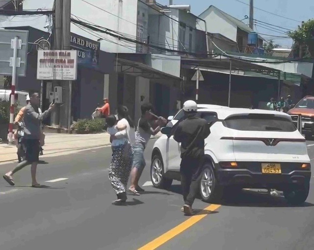 Chân dung người đàn ông chặn đầu, cầm gậy đập phá taxi giữa đường, nguyên nhân không ngờ - Ảnh 1.