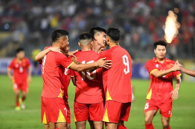 Việt Nam 3-0 Bangladesh: Chiến thắng thuyết phục trong ng&agrave;y Ho&agrave;ng H&ecirc;n ghi dấu ấn - Ảnh 1.