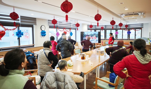 Xuất hiện viện dưỡng lão sáng đưa đi chiều đón về, có ca riêng theo giờ: Ngay trong một khu dân cư - Ảnh 1.