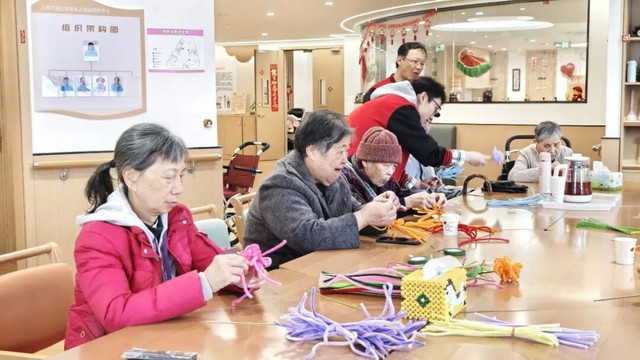 Xuất hiện viện dưỡng lão sáng đưa đi chiều đón về, có ca riêng theo giờ: Ngay trong một khu dân cư - Ảnh 3.