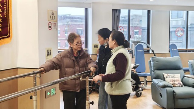 Xuất hiện viện dưỡng lão sáng đưa đi chiều đón về, có ca riêng theo giờ: Ngay trong một khu dân cư - Ảnh 4.