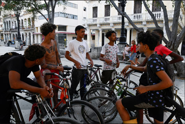 Cạn xăng triền miên, đường phố Cuba như 'xuyên không' khi phương tiện tưởng đã biến mất đồng loạt trở lại - Ảnh 3.