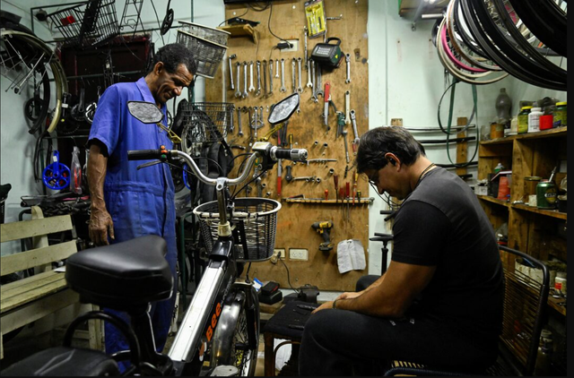 Cạn xăng triền miên, đường phố Cuba như 'xuyên không' khi phương tiện tưởng đã biến mất đồng loạt trở lại - Ảnh 4.