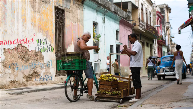 Cạn xăng triền miên, đường phố Cuba như 'xuyên không' khi phương tiện tưởng đã biến mất đồng loạt trở lại - Ảnh 2.