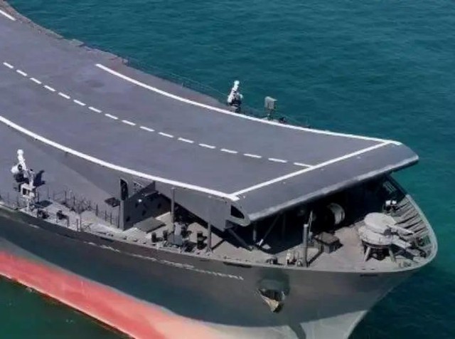 Iran thiệt hại nặng khi tàu sân bay Shahid Bagheri bị đánh chìm trong năm 2026 - Ảnh 9. Iran thiệt hại nặng khi tàu sân bay Shahid Bagheri bị đánh chìm trong năm 2026 - Ảnh 9.