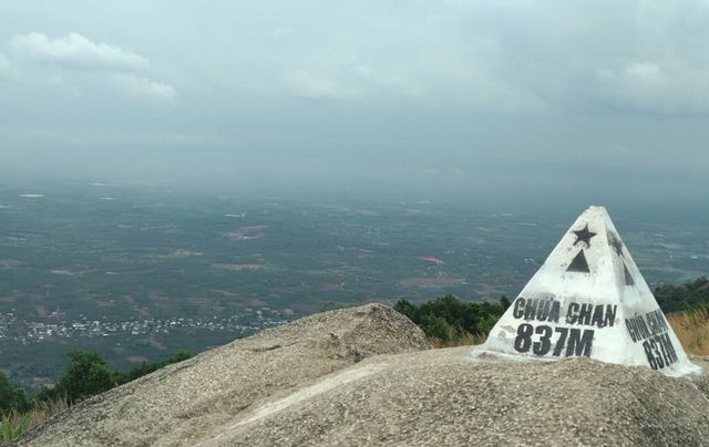 Cảnh tượng ngay lúc này tại ngọn núi cao thứ 2 Nam Bộ: Nhiều người không tin vào mắt mình - Ảnh 3.