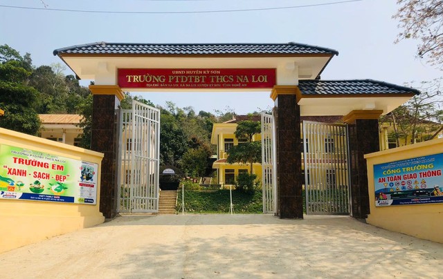 Diễn biến mới nhất vụ 2 nữ sinh lớp 8 bị "bắt" vợ trong đêm ở Nghệ An - Ảnh 2.