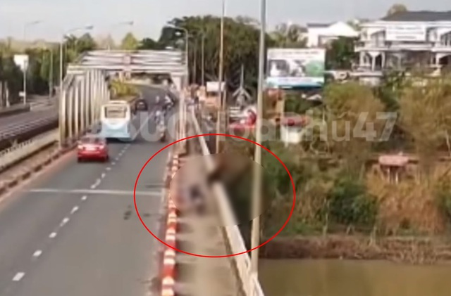 Nam thanh niên nhảy cầu rồi vùng vẫy kêu cứu: Tìm thấy thi thể - Ảnh 1.