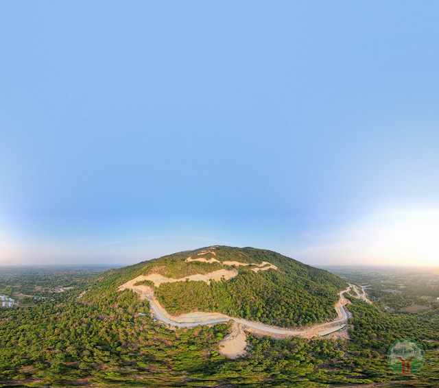 Cảnh tượng ngay lúc này tại ngọn núi cao thứ 2 Nam Bộ: Nhiều người không tin vào mắt mình - Ảnh 1.